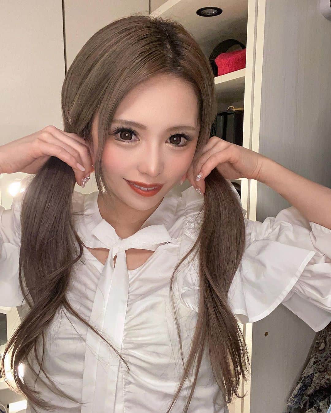 桃瀬まりあさんのインスタグラム写真 - (桃瀬まりあInstagram)「今はまだ髪の毛明るくいることにした🧏🏼‍♀️💖 この写真は暗いけど。 最近思ったことは 酒鬱を乗り越えてまた酒鬱になれる人って おばかレベル高いけどポジティブだから幸せみたい🍓 何が正解とかないよねみんな正解 . なんの話ししてるかわからないでしょ？ それ正解🪄 . #北海道 #札幌 #すすきの #ニュークラブ #ニュークラ  #桃瀬まりあ #クラブプレミア #キャバクラ #ホスト #東京 #六本木 #新宿 #歌舞伎町 #大阪 #北新地 #ミナミ #美尻  #ギャル #おっぱい #シャンパン #japan #Hokkaido #美容  #誕生日 #パーティ #浴衣 #キャバ嬢 #美人 #北海道旅行 #旅行」4月4日 22時09分 - maria.premier