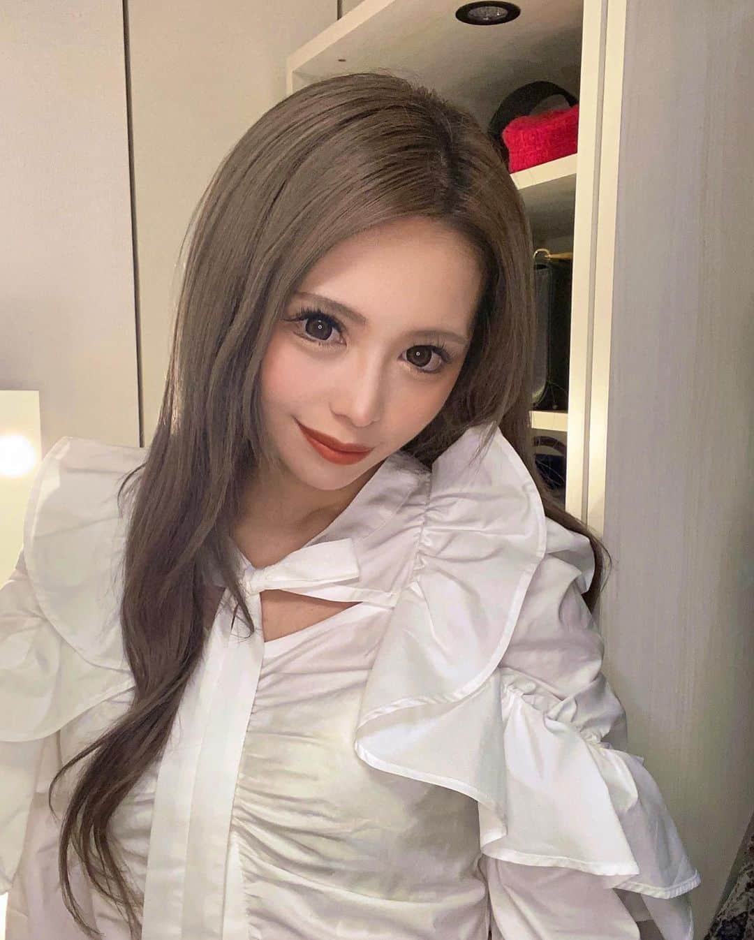 桃瀬まりあのインスタグラム：「今はまだ髪の毛明るくいることにした🧏🏼‍♀️💖 この写真は暗いけど。 最近思ったことは 酒鬱を乗り越えてまた酒鬱になれる人って おばかレベル高いけどポジティブだから幸せみたい🍓 何が正解とかないよねみんな正解 . なんの話ししてるかわからないでしょ？ それ正解🪄 . #北海道 #札幌 #すすきの #ニュークラブ #ニュークラ  #桃瀬まりあ #クラブプレミア #キャバクラ #ホスト #東京 #六本木 #新宿 #歌舞伎町 #大阪 #北新地 #ミナミ #美尻  #ギャル #おっぱい #シャンパン #japan #Hokkaido #美容  #誕生日 #パーティ #浴衣 #キャバ嬢 #美人 #北海道旅行 #旅行」