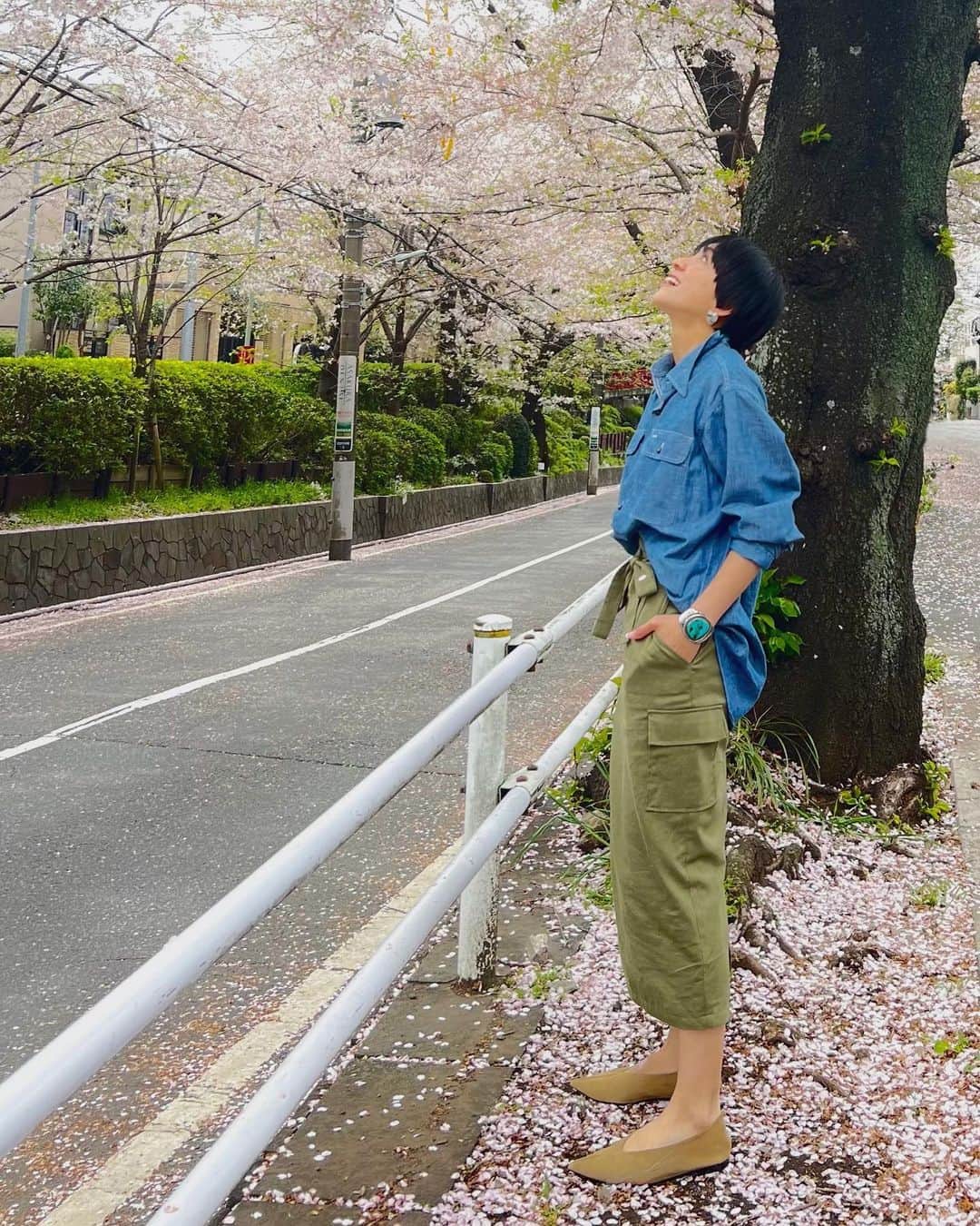 のインスタグラム：「. 今年もシートを広げて お花見をする機会はなかったけど 車を停めてちょっと寄り道だけした もうだいぶ散っちゃってたけど 桜の絨毯もいいものだね  トップス　@madisonblue_official  スカート　@urs_official コラボ 靴　@zara  ピアス　@iris47_official  バングル　@tahbah   #153cm#153cmコーデ」