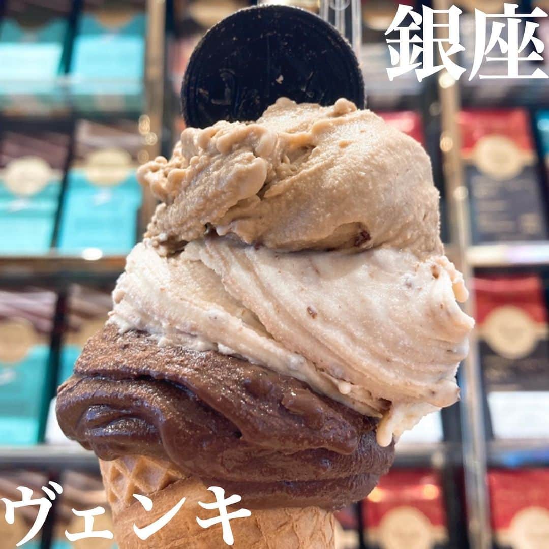 山田優依さんのインスタグラム写真 - (山田優依Instagram)「《Venchi in Ginza》  【ヴェンキ】 📍 銀座/チョコレート  初めてヴェンキを知ったのは、5年前に行ったイタリアで 新しめのブランドかと思っていたら、イタリアのヴェンキ さんが140年も前に始めたチョコレートブティック からスタートしたみたい😳  今や70か国以上、世界中に100店舗以上と 世界の主要都市にブランド店を構えてます💡  ジェラートは1〜4スクープあって、 3スクープのレゴラーレというメニューに  カカオ、ヘーゼルナッツ、カプチーノと 私的に黄金の茶色フレーバー🏆✨  とっても濃厚で美味しいのはもちろん、 人口着色料やパームオイル不使用で 全てナチュラルなものだから安心☺️  【ヴェンキ】 銀座駅から徒歩1分 10:00～21:00 ●ジェラート レゴラーレ ¥864  ヴェンキは日本にもあるから、イタリアではもっと モンスターなジェラート食べてご満悦でした☺️  やっぱり海外は大雑把だなーの意見もわかるけど、 サービス精神旺盛だなーってテンション上がる☺️  #ヴェンキ　#銀座カフェ　#ジェラート専門店」4月4日 22時09分 - yui_gourmetwalker