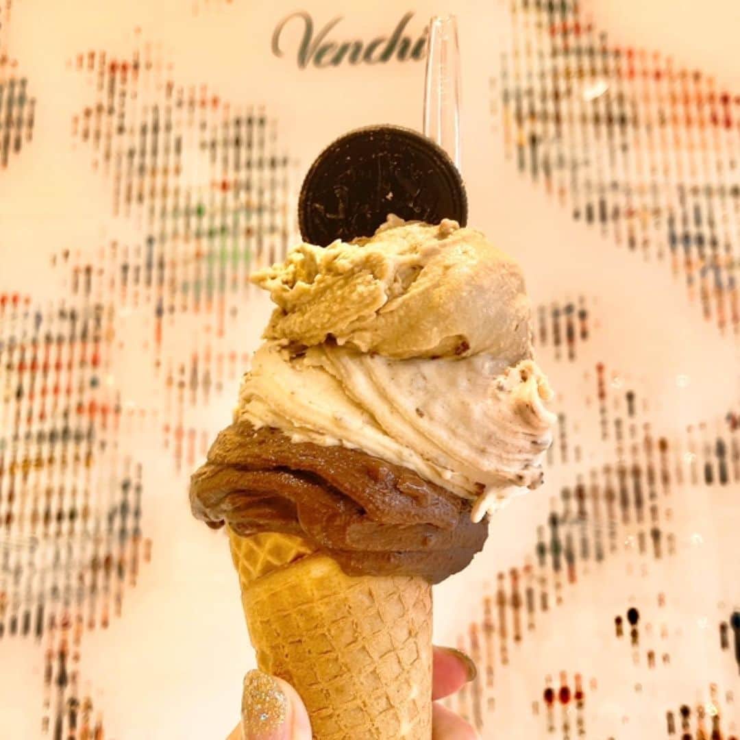 山田優依さんのインスタグラム写真 - (山田優依Instagram)「《Venchi in Ginza》  【ヴェンキ】 📍 銀座/チョコレート  初めてヴェンキを知ったのは、5年前に行ったイタリアで 新しめのブランドかと思っていたら、イタリアのヴェンキ さんが140年も前に始めたチョコレートブティック からスタートしたみたい😳  今や70か国以上、世界中に100店舗以上と 世界の主要都市にブランド店を構えてます💡  ジェラートは1〜4スクープあって、 3スクープのレゴラーレというメニューに  カカオ、ヘーゼルナッツ、カプチーノと 私的に黄金の茶色フレーバー🏆✨  とっても濃厚で美味しいのはもちろん、 人口着色料やパームオイル不使用で 全てナチュラルなものだから安心☺️  【ヴェンキ】 銀座駅から徒歩1分 10:00～21:00 ●ジェラート レゴラーレ ¥864  ヴェンキは日本にもあるから、イタリアではもっと モンスターなジェラート食べてご満悦でした☺️  やっぱり海外は大雑把だなーの意見もわかるけど、 サービス精神旺盛だなーってテンション上がる☺️  #ヴェンキ　#銀座カフェ　#ジェラート専門店」4月4日 22時09分 - yui_gourmetwalker