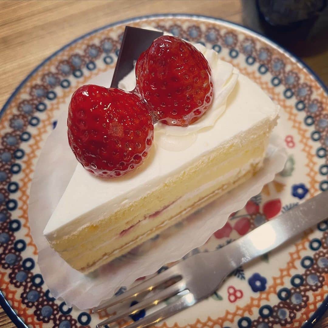 森田恭子のインスタグラム：「.  4月4日 🎊特集：祝9周年〜10年目に突入しました！🎉  M１　風は西から／奥田民生 M２　お願いD.J.／サザンオールスターズ M３　RADIO RADIO RADIO／THE BELLS M４　カーラジオ／斉藤和義 M５　ラジオ／仲井戸麗市 《今週の思い出のゲストさんたち》 M６　探偵物語（Live at 東京国際フォーラム ホールA on November 18, 2022）／薬師丸ひろ子 M７　田舎の生活／スピッツ M８　ひまわり／布施明 《Ending》 M９　僕は君のもの／SPARKS GO GO（作詞作曲：菅原龍平）  おかげさまで９周年、今日から10年目に突入しました！  ありがとうございます！ありがとうございます！  こんなに長いこと（小学生がパリコレモデルになるくらい⛄️🤍：番組参照）続けさせていただけるとは、感無量でございます。  レギュラーとしては36〜37年前のAMラジオからFM802を経て、過去イチ長いのが『おとといラジオ』です。  ラジオは曲がそのままかけられて、声をそのまま届けられるから、いいですよね。  ラジオの楽しさを知ったことで、手間も時間もかかる雑誌作りの醍醐味も知ることができました。  ラジオをやらせてもらえて、幸せです。  いつも聴いてくださるみなさん、ときどきのみなさん、たまたまのみなさん、心から感謝しています。  FM COCOLOのみなさん、ディレクターの大内くんも、いつもありがとうございます。  これからもいい曲いっぱいかかる番組を目指して、がんばります。よろしくお願いします！  #今夜もありがとう #おとといラジオ #fmcocolo765  #毎週火曜夜9時  #radikoタイムフリー #OPとEDは龍平くん #ジングルはヤック #9周年ありがとう #10年目もよろしくね #今週もケーキの写真でごめんね🍰  #次回はトリビュート盤特集 #また来週」
