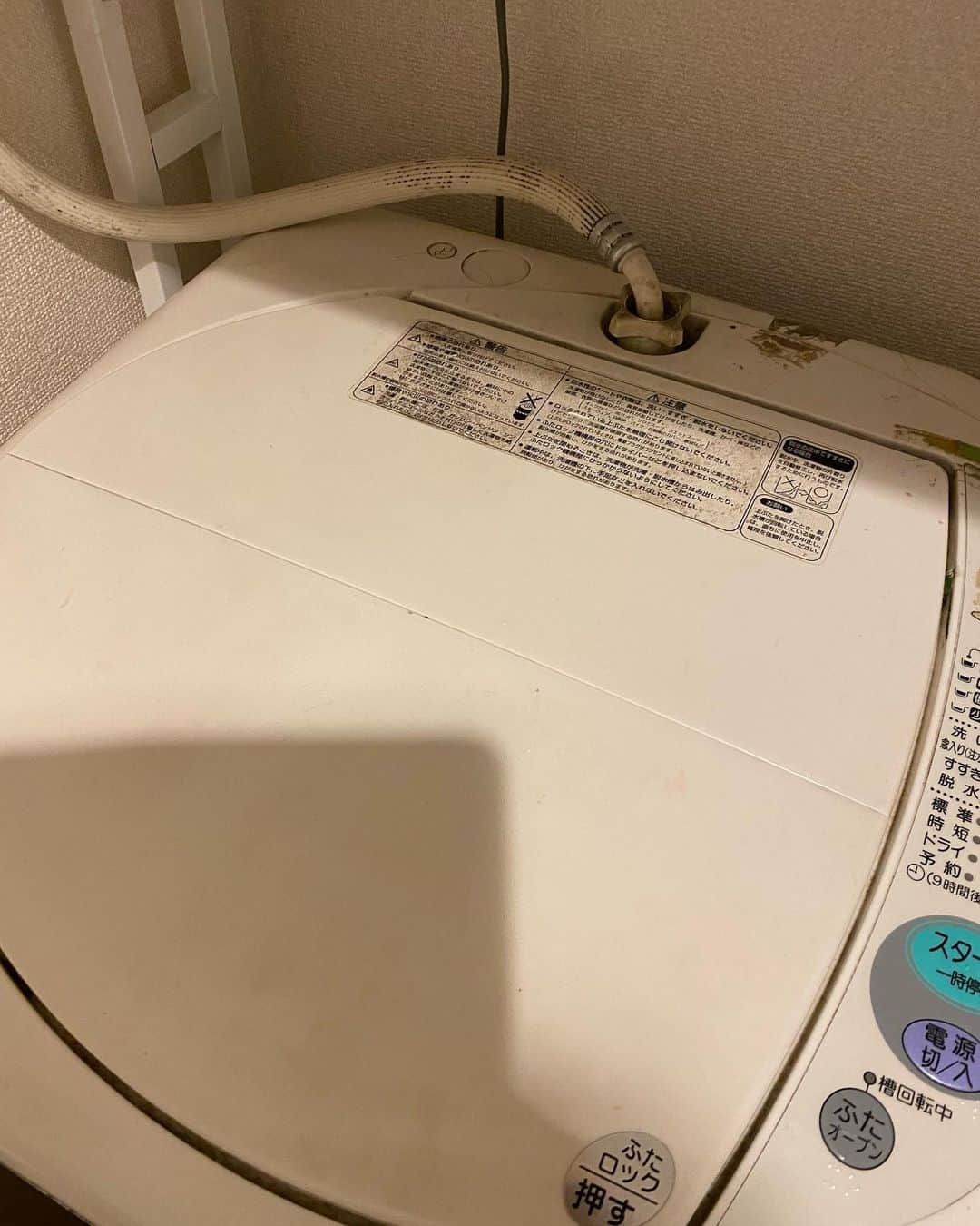 川村エミコのインスタグラム：「19歳から使っていた洗濯機が ついに壊れました。 電源入れると「んんーー」って悩んでる音出します。 24年間 ありがとうございました！  家が無い時期は実家に一時預けたり、 風呂無しアパートの時はお風呂代わりで使ったり、 めっちゃお世話になりました。 m(_ _)m  #24年間 #干支2周 #長すぎます #ありがとうございました #洗濯機  ✨✨✨✨✨✨🍀」