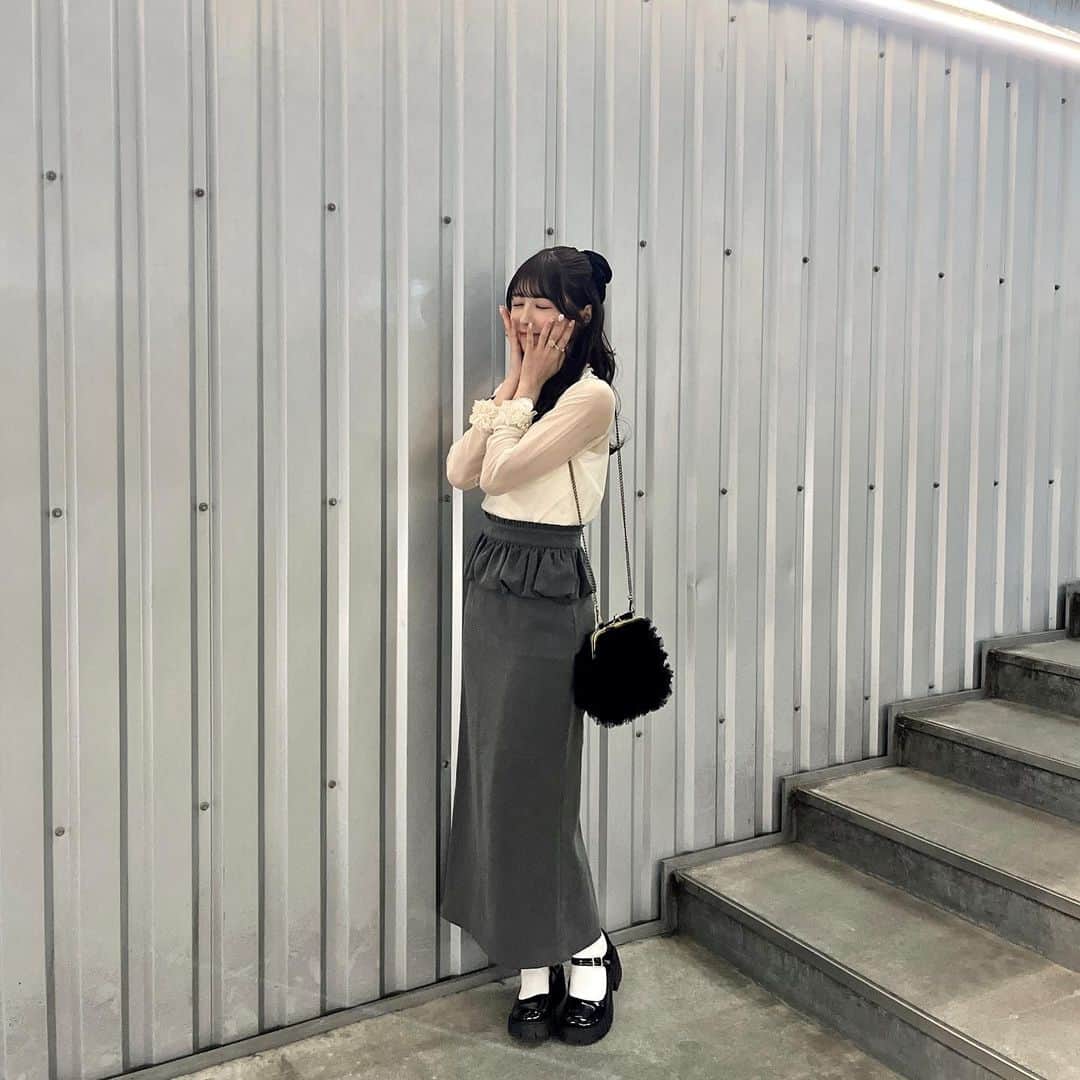 浅原凜さんのインスタグラム写真 - (浅原凜Instagram)「最後までみてねっ  大好きなmiroのお洋服🪿🩶 フリルとか色味とか好きな要素が詰まってる~🪄 @miro_amurette  @niwatorigoya」4月4日 22時13分 - rinogsd728