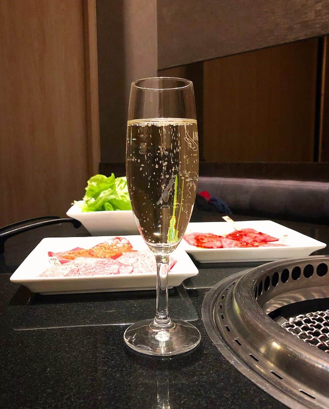榊山敬代のインスタグラム：「🥩🔥🥂… ・　　 画像が渋滞中でして ２月のおわりの記録  この日は元気に 焼肉ランチの巻  普段お米をあまり食べない のですが焼肉屋さんで提供 されるお米はなぜか進む時  最近おうちごはんでは 牛肉をたべなくなった のでときどき外食にて モーモージュージュー スタミナチャージの巻  食後のアイスクリームでは すこしの事件がありまして  アイスクリームをすくおうとしましたら スプーンがポキっと折れるハンドパワー  モーモースタミナ おそるべしでした  🐮🔥  #昼食 #lunch #外食 #food #焼肉  #ステーキ #steak  #yakiniku  #牛タン #肩ロース #meat #beef  #東京 #food #view #art  #wine  #TOKYO #night #最近ついてる #毎日がスペシャル #人生思い出づくり #日本画家 の #外出こんなもん#お酒好き女子 #お肉大好き #毎日がスペシャル #人生一度きり #人生楽しもう」