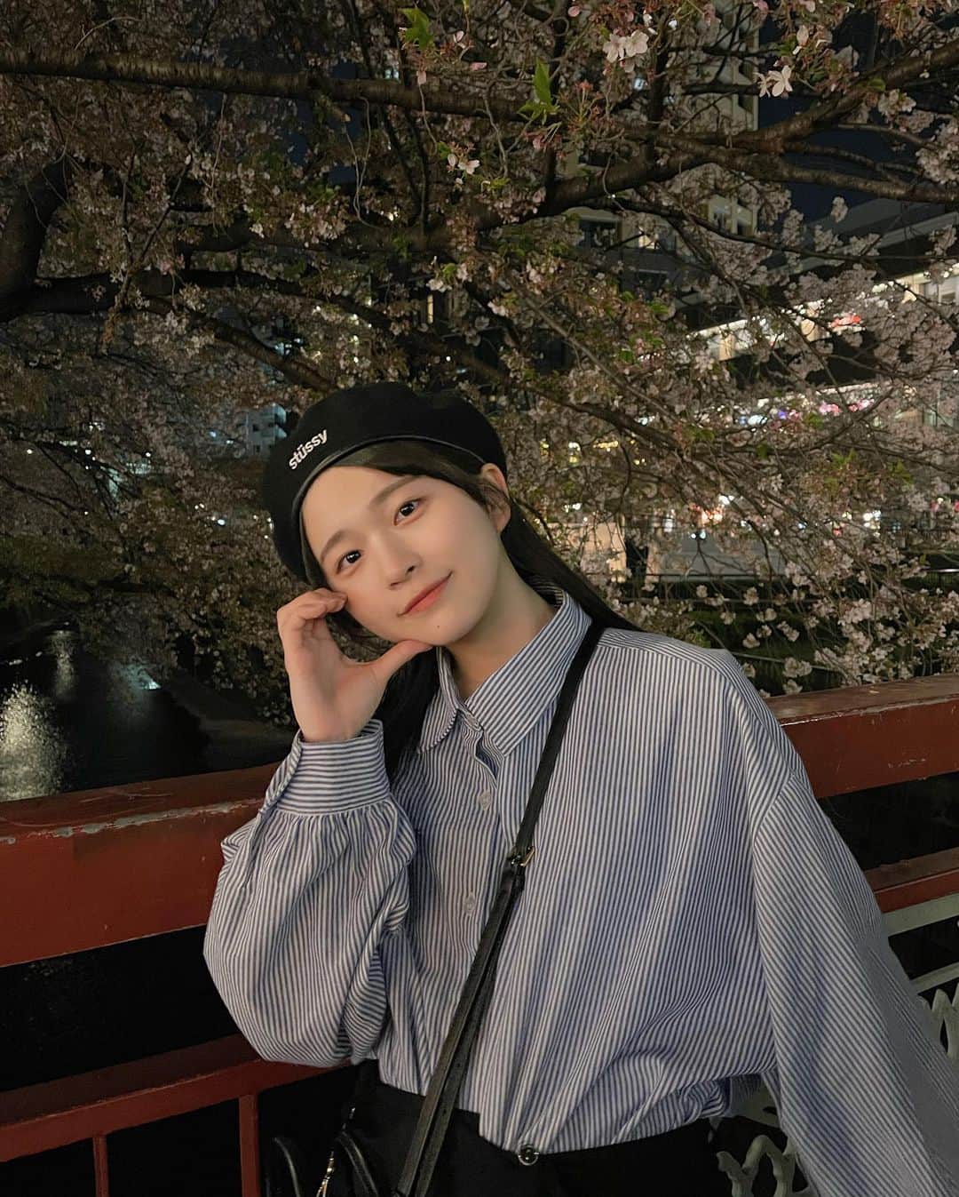 のインスタグラム：「やっと桜見に行ってきた🌸 来年はお弁当作ってお花見とかしたいな〜🌛 18歳なので料理もがんばる。。」