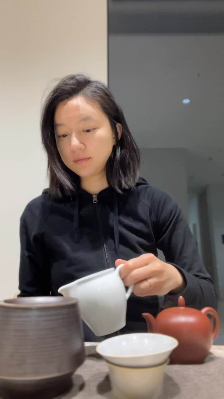 ハ・ヨンジュのインスタグラム：「봄비 내리는 밤 자기전에 보이차 한잔🌀♥️」