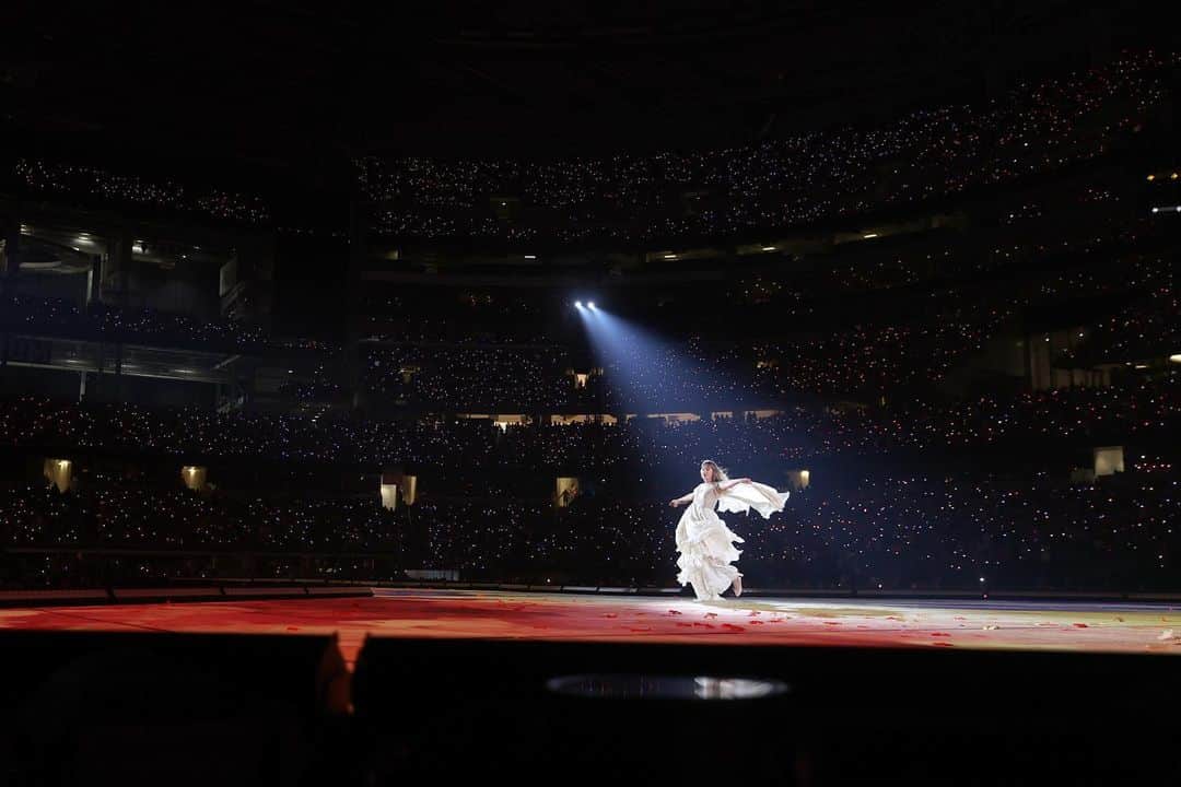 テイラー・スウィフトのインスタグラム：「Just had the wildest three nights in Arlington, TX. So proud to be the first artist to play 3 nights at AT&T Stadium and basically just wanted to say I’m counting down the seconds til we hit the stage in Tampa next week. Love u mean it seriously wow 😮   📷: Omar Vega / @gettyimages」