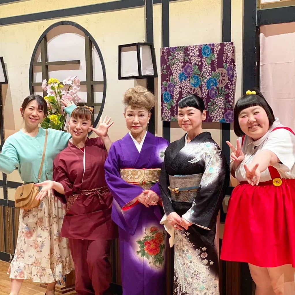 服部ひで子のインスタグラム：「4/2(日)は、神戸文化ホールにて 酒井藍座長の新喜劇でした(*´▽｀*)🌈🌷  今週、4/4(火)～10(月)は なんばグランド花月⭐酒井藍座長週に出演いたします☺💡  お待ちしております～(*‘ω‘ *)！！！  #吉本新喜劇  #神戸文化ホール  #末成映薫 #未知やすえ #森田まりこ #酒井藍 #服部ひで子」