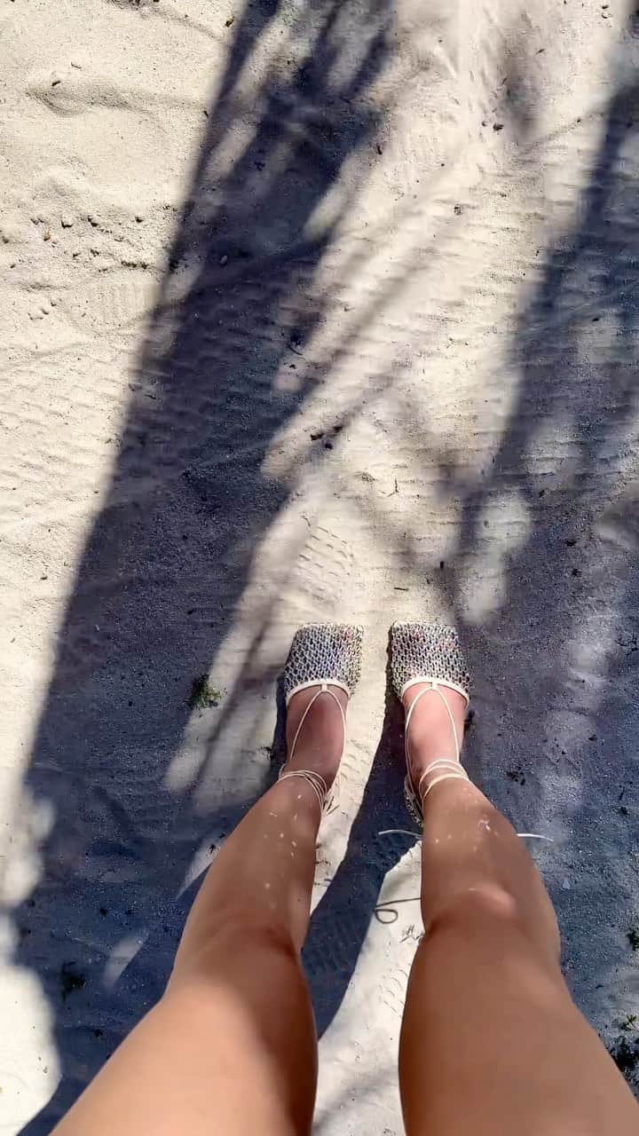 ペオニー・リムのインスタグラム：「Best shoes sparkle ✨💎」