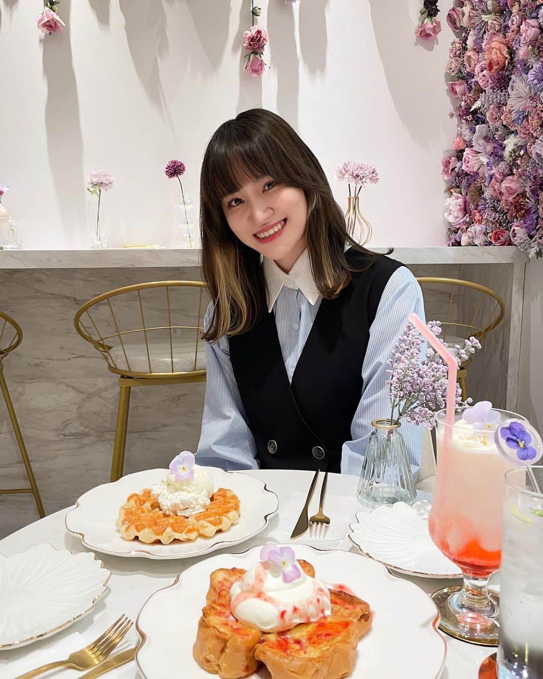 下口ひななのインスタグラム：「🌷💗 ⁡ ⁡ ⁡ ⁡ ⁡ こみちゃんのお姉さんのカフェに行ってきました！！！ ⁡ もう外観からオシャレで店内入ったらめっちゃお花いっぱいで可愛かったです♥️ ⁡ スイーツもとても美味しくてもっと食べたかったです(食いしん坊) ⁡ 飲み物もお花が入ってたりして凄い！！！ ⁡ ぜーんぶ素敵な空間でした！！！ ⁡ #カフェ #カフェ巡り #cafebellflower #横浜」