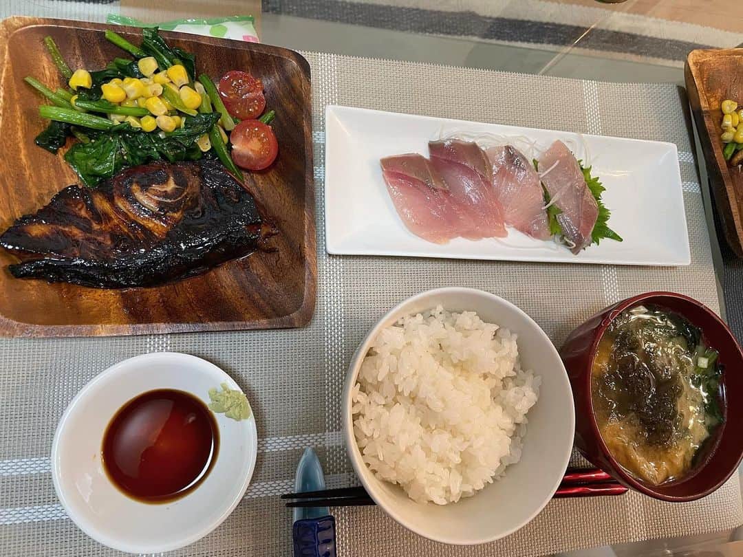 Dance MANAのインスタグラム：「和食の日の夜ご飯🍽ブリの照り焼きとブリのお刺身🐟  魚の中でもブリ(とくに刺身)がもーーーーお!!大好物で、今シーズンも沢山食べました♡ブリの季節もほぼ終わり…..🥹  名前が変わっていくお魚ですが、私はブリの時が好き🥹✨  #和食 #日本食 #魚 #ぶり #dinner #夜ご飯」