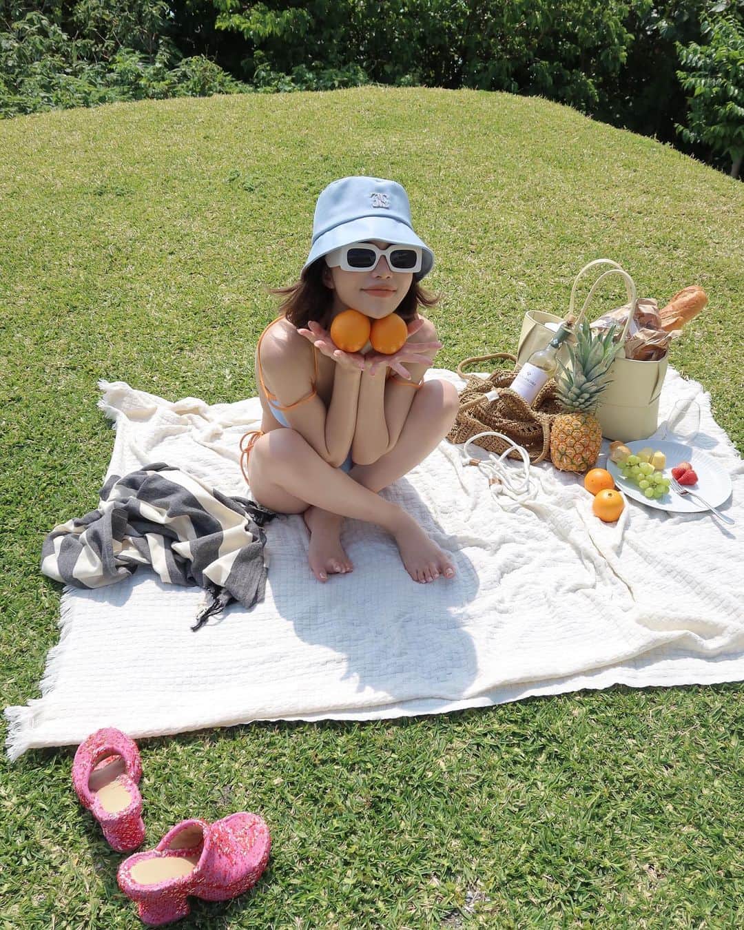 梯真奈美さんのインスタグラム写真 - (梯真奈美Instagram)「気持ちいいお日様の下でいい眺めの中ピクニック🥐🍊🍍 ずっと鳥たちの軽やかな囀りに癒されてたなぁ🤍  朝のフルーツって最高だ🥰  いい香りすぎるパイナップルはあとでふみくんが サクサク剥いてくれたの🥹👏スゴイ〜✨  #picnic #swimwear #eimyistoire」4月4日 22時24分 - official_manami