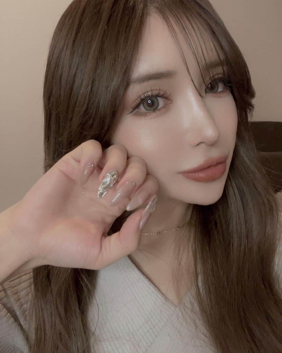 小原優花さんのインスタグラム写真 - (小原優花Instagram)「お気に入りすぎた大会の時のネイル💅💎♡ elle nail渋谷店さんでやっていただきました🥹 @ellenail_shibuya   ヌーディなベースにマグネットのグラデ🤍 ストーンは輝きが落ちないようにコーティングも端だけを丁寧に埋めて下さって、1粒も取れなかったです🫶🏻🥰  いつも可愛いネイルにして下さって本当にありがとうございます😭❣️  渋谷店  @ellenail_shibuya   新宿店 @ellenail_shinjuku   #nail #ネイル #ネイルデザイン #マグネットネイル #ellenail #esnail」4月4日 22時28分 - yunkoro519