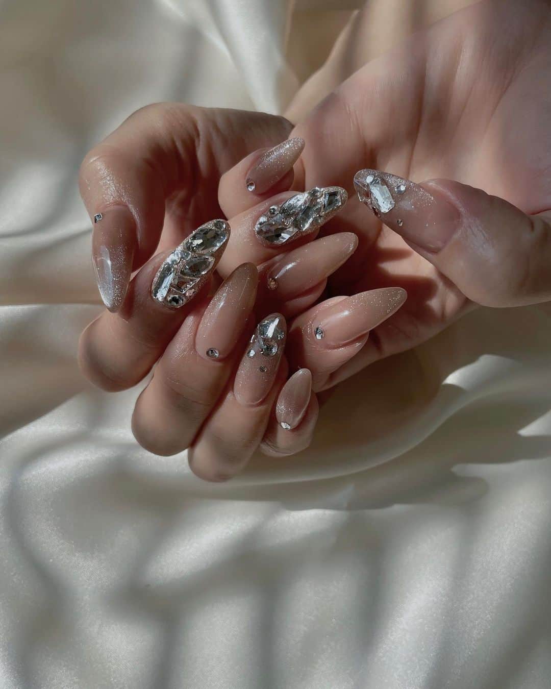 小原優花のインスタグラム：「お気に入りすぎた大会の時のネイル💅💎♡ elle nail渋谷店さんでやっていただきました🥹 @ellenail_shibuya   ヌーディなベースにマグネットのグラデ🤍 ストーンは輝きが落ちないようにコーティングも端だけを丁寧に埋めて下さって、1粒も取れなかったです🫶🏻🥰  いつも可愛いネイルにして下さって本当にありがとうございます😭❣️  渋谷店  @ellenail_shibuya   新宿店 @ellenail_shinjuku   #nail #ネイル #ネイルデザイン #マグネットネイル #ellenail #esnail」