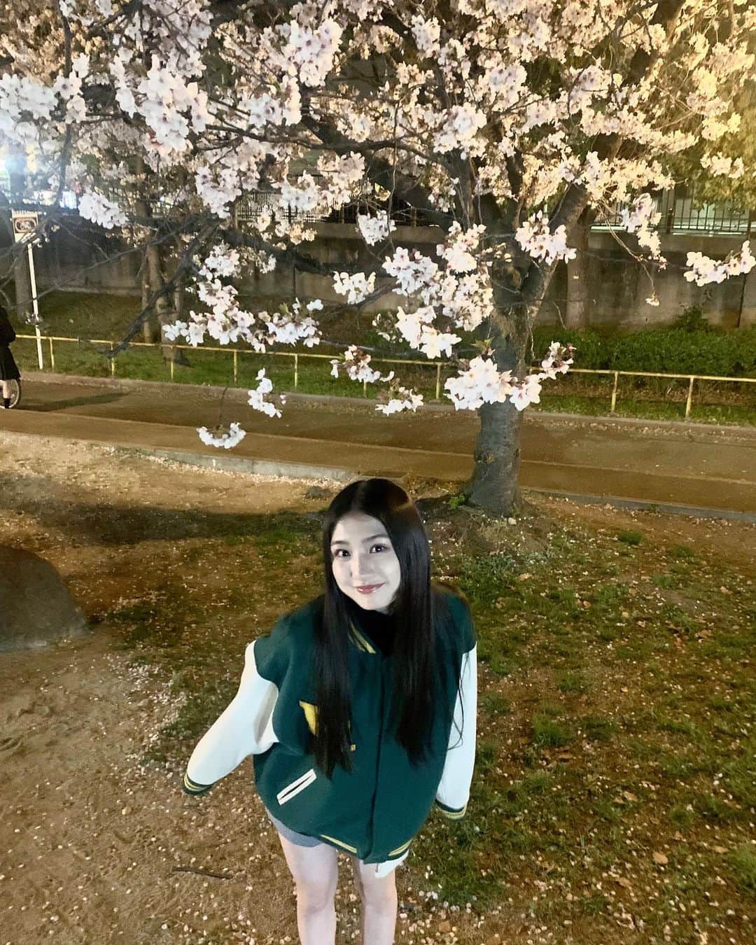 塩月希依音のインスタグラム：「夜桜🌸  #桜#夜桜#cherryblossom #spring #ljk #jk #05#05년생 #05line」