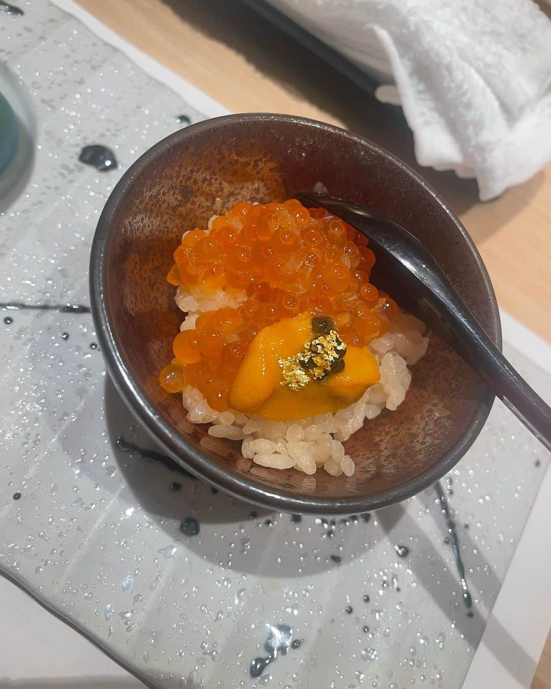 可愛ゆりあさんのインスタグラム写真 - (可愛ゆりあInstagram)「昨日は美味しいお寿司いただきました🍣  ⭐️渋谷　すし仙⭐️  tiktokとインスタ等で見てた 小丼玉手箱仕立て⭐️  めちゃくちゃ美味しかった😋  まぐろ、あじ、マグたく、えび、もろもろ 写真撮り忘れたけど、どれもめちゃくちゃ美味しかった😋⭐️  #すし　#寿司　#鮨 #渋谷寿司　#渋谷すし　#渋谷グルメ  #渋谷ディナー  #渋谷すし仙  #すし仙渋谷　#すし仙」4月4日 22時38分 - smilrina.love