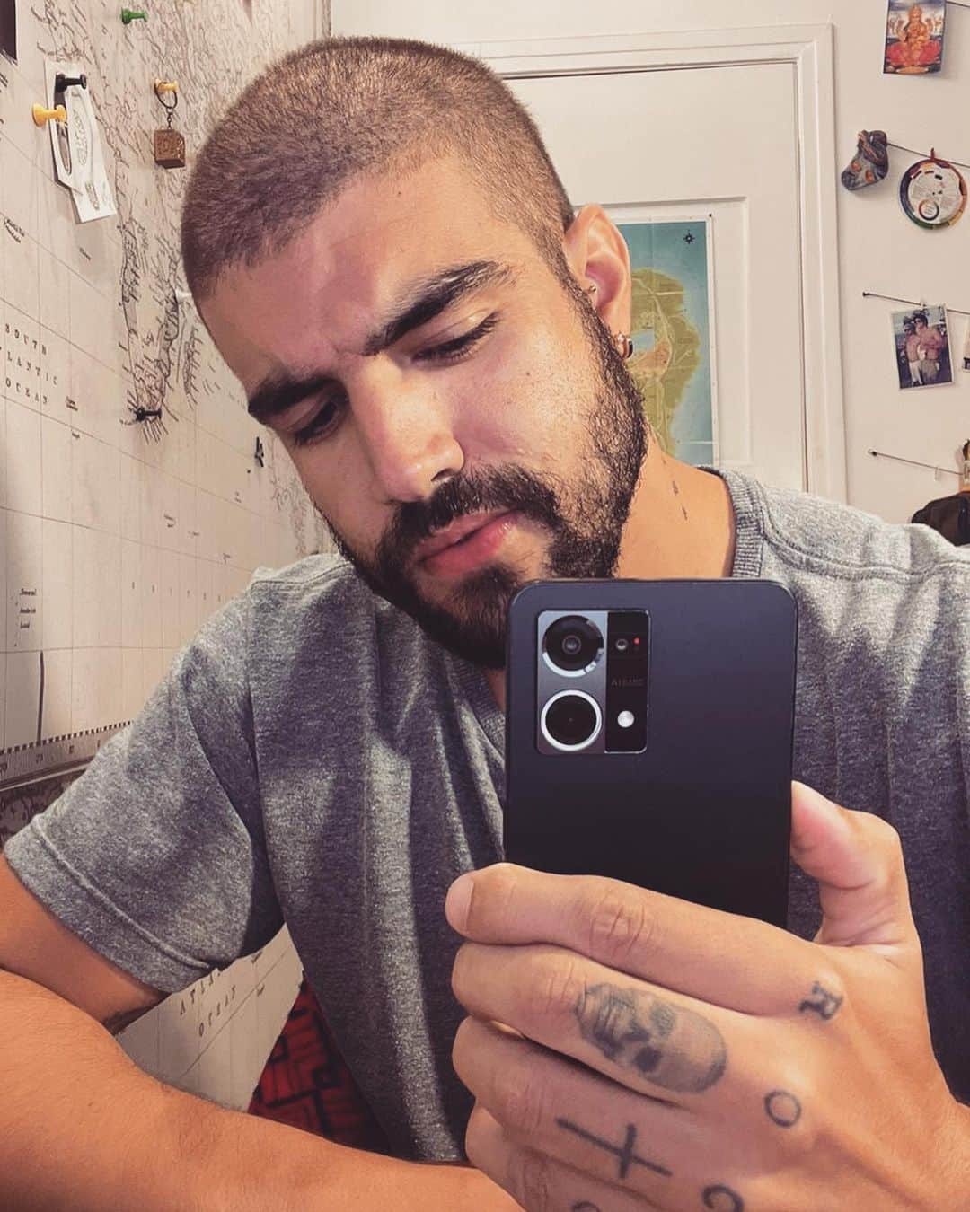 カイオ・カストロのインスタグラム：「Viciado em tirar fotos com meu OPPO Reno7. Ele entrega charme, beleza e minimalismo. Saiba mais em @oppobrasil #MeuPrimeiroOPPO #publicidade」