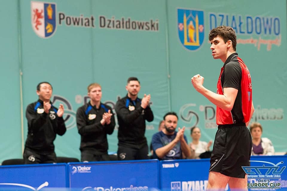 ヤクブ・ディヤスのインスタグラム：「Dziś liczy się tylko jeden cel. Triumf w Pucharze Europy 🏆  🆚 Hennebont 🇫🇷 🕢 19:30 📺 ETTU TV  @donictabletennis @dekorglass @polski_ts  #donicfamily #createsuccess #dekorglass #działdowo #ettu #europecup #final #readytofight」