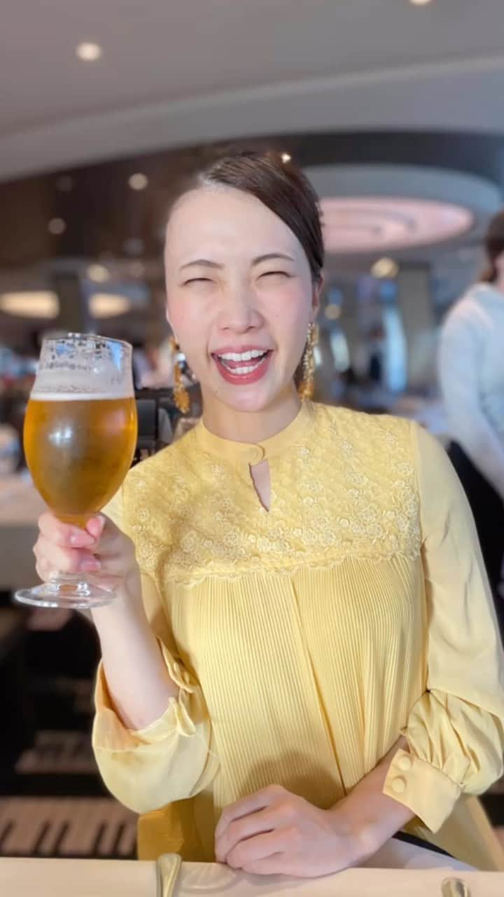 工藤沙織のインスタグラム：「ワインばかり飲んでそうと言われますが、ビールも好きです🍺  船内では、ドリンクパッケージといって1日○杯まで飲めるプランをつけることもできます🍻☀️  あまりに美味しそうに飲むので、いのちゃんが連写してくれました🤣ありがとう🤣🧡」