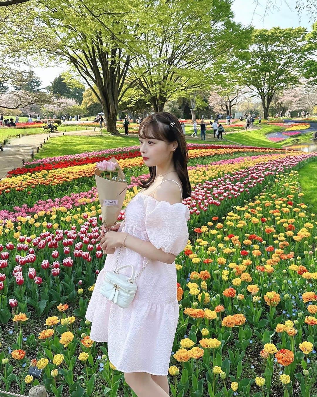 計良日向子（ひなひ）さんのインスタグラム写真 - (計良日向子（ひなひ）Instagram)「. . 昭和記念公園に行ったら チューリップとっても綺麗だった🌷💞 . . . どこ切り取っても可愛くて可愛くて💕 平日ってこともあってそんなに 混雑もしてなくてゆっくりできた♡ 桜もまだ咲いてたよ🌸 . . . 4月になったのでネイルも春ぽく イエローにしたよ🌼💛 イエローとシルバーのキラキラが可愛い🫶 1番最後に載せてるから見てね🤍 @raviy31 . . . . 👗ワンピース　@honeymihoney_official . 👜バッグ　@shein_japan . . . . #昭和記念公園 #チューリップ #チューリップ畑 #お花畑 #お花畑コーデ #花のある風景 #honeymihoney #ハニーミーハニー #ひなひネイル #韓国ネイル #中国ネイル」4月4日 22時32分 - kerahinako1105