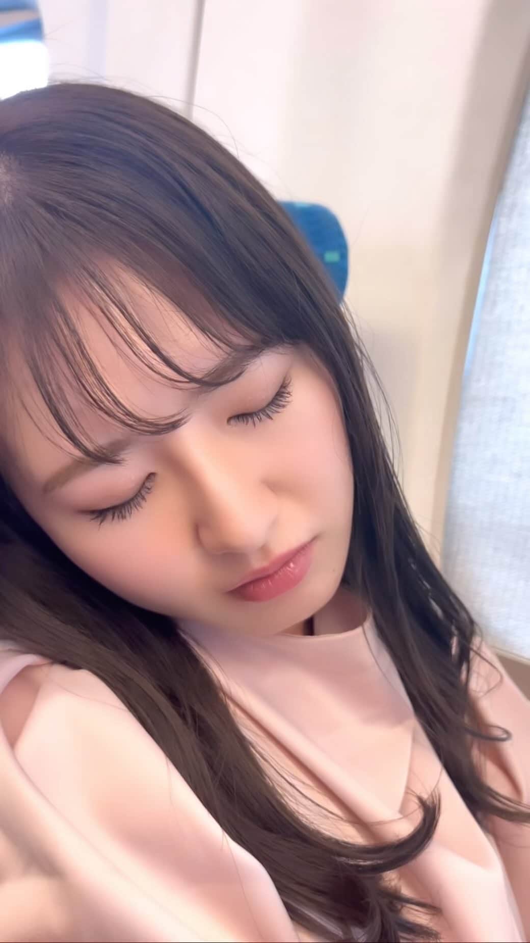 のインスタグラム：「カツサンド最高👼🏻 寝て食べて、寝て食べて。  #スターダスト #伊藤彩華 #新幹線 #寝起き #彼女 #移動 #カツサンド #サテンシャツ #ｏｌコーデ #데일리 #일상」