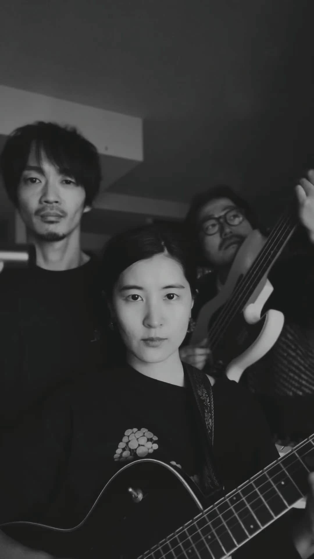 YeYeのインスタグラム：「4/7 FRI at Flake Records, Osaka 4/15 SAT at ヒロバビラキ, Chiba 5/13 SAT at やさイイね！フェス, Osaka 5/28 SUN at 森、道、市場, Aichi」