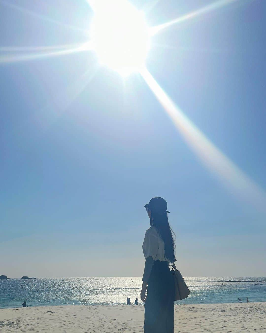 川村真洋のインスタグラム：「太平洋の海はいつもキラキラしてる🌞✨暖かくてどこまでも広い。  母親が付けてくれた名前"真洋" この先何があっても、真夏の太平洋の海の様な暖かくて広い心を持つ女性でいたい🌻  子供の頃よく来た場所、18年ぶり？」