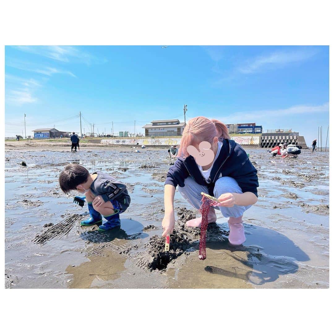 辻希美さんのインスタグラム写真 - (辻希美Instagram)「子ども達も私も⁇ほぼ初めての本格的潮干狩りへ😆💕"  最高に楽しかった‼️‼️‼️ また行きたい‼️‼️‼️  楽しかった結果…大量のアサリGET🤣💕💕✨"」4月4日 22時42分 - tsujinozomi_official