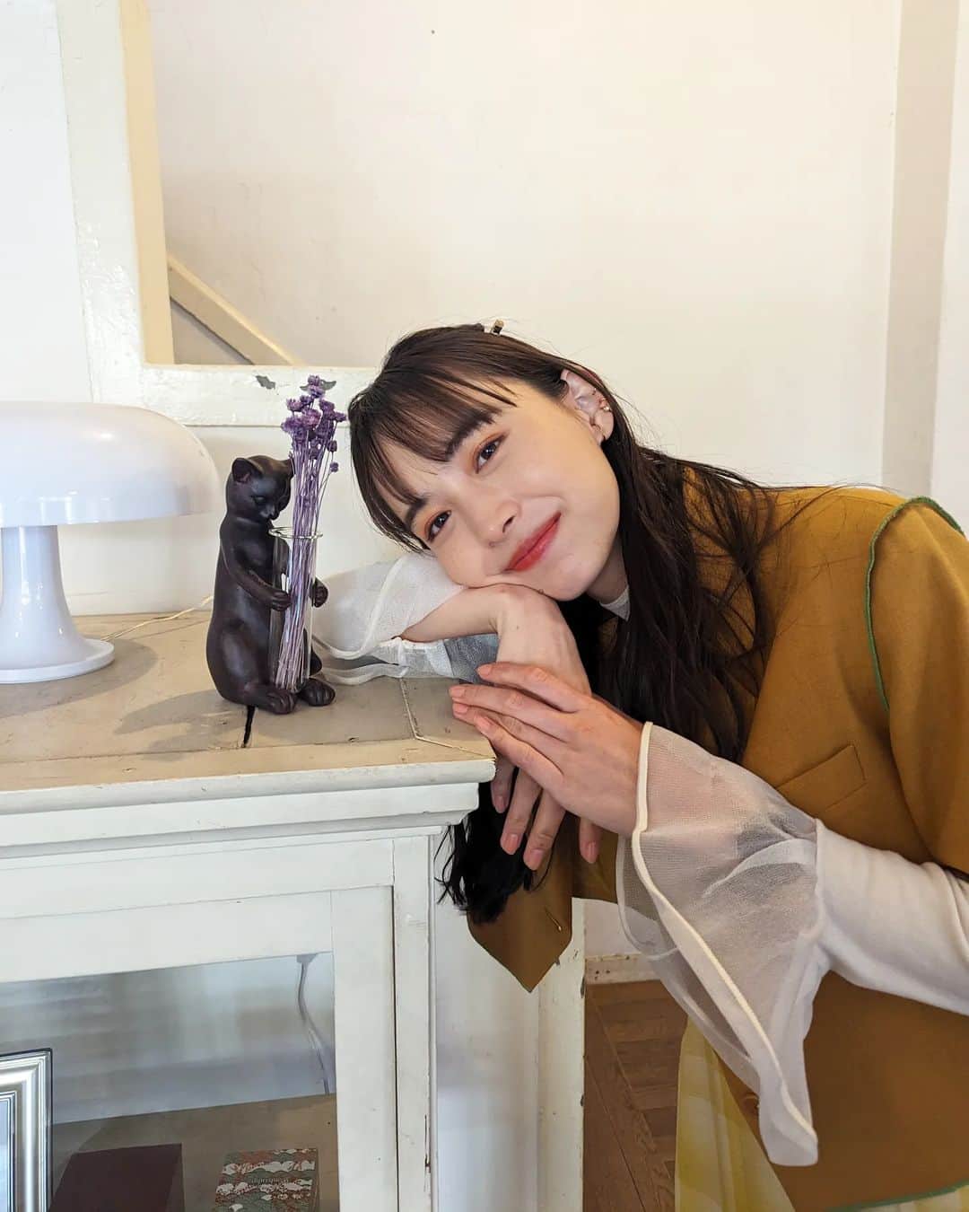 井桁弘恵のインスタグラム：「私がヒモを飼うなんて 今夜第２話です。 ぜひ、ご覧ください！！  アンリスの店内にあったかわいい花瓶🐱💗」