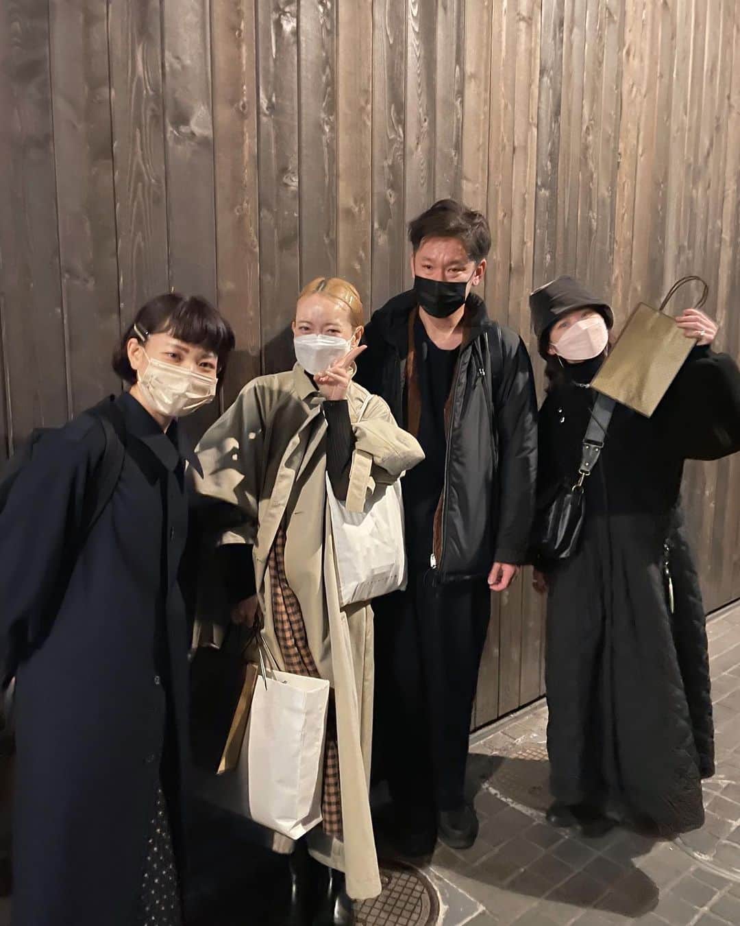 asakoshimojimaのインスタグラム：「- お互いの成長を見守り合い、あーだこーだとポジティブに高め合える友達に、いつもありがとうがいっぱい🤝 しんどくなった時、頑張ってるだろうな、わたしもがんばろって思える😌✨  まるくんの表情が終始おもしろくて、 ごめん、大好きです😁😁  少し前のこと。 想い出にpost🙆‍♀️」