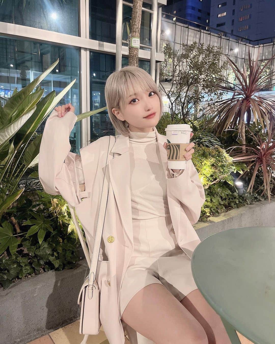 東條ゆりあのインスタグラム：「白飽きたとか言わんといて(´･_･`) 春服買いたいなあ〜〜〜！  ゼンクラウド ウーロン ティー ラテ シロップ抜き アーモンドミルク変更にしました❕ シロップ抜きすぎるとまじで甘み無しすぎる あった方が絶対美味しいけどヘルシーだからね🫠🫠🫠」