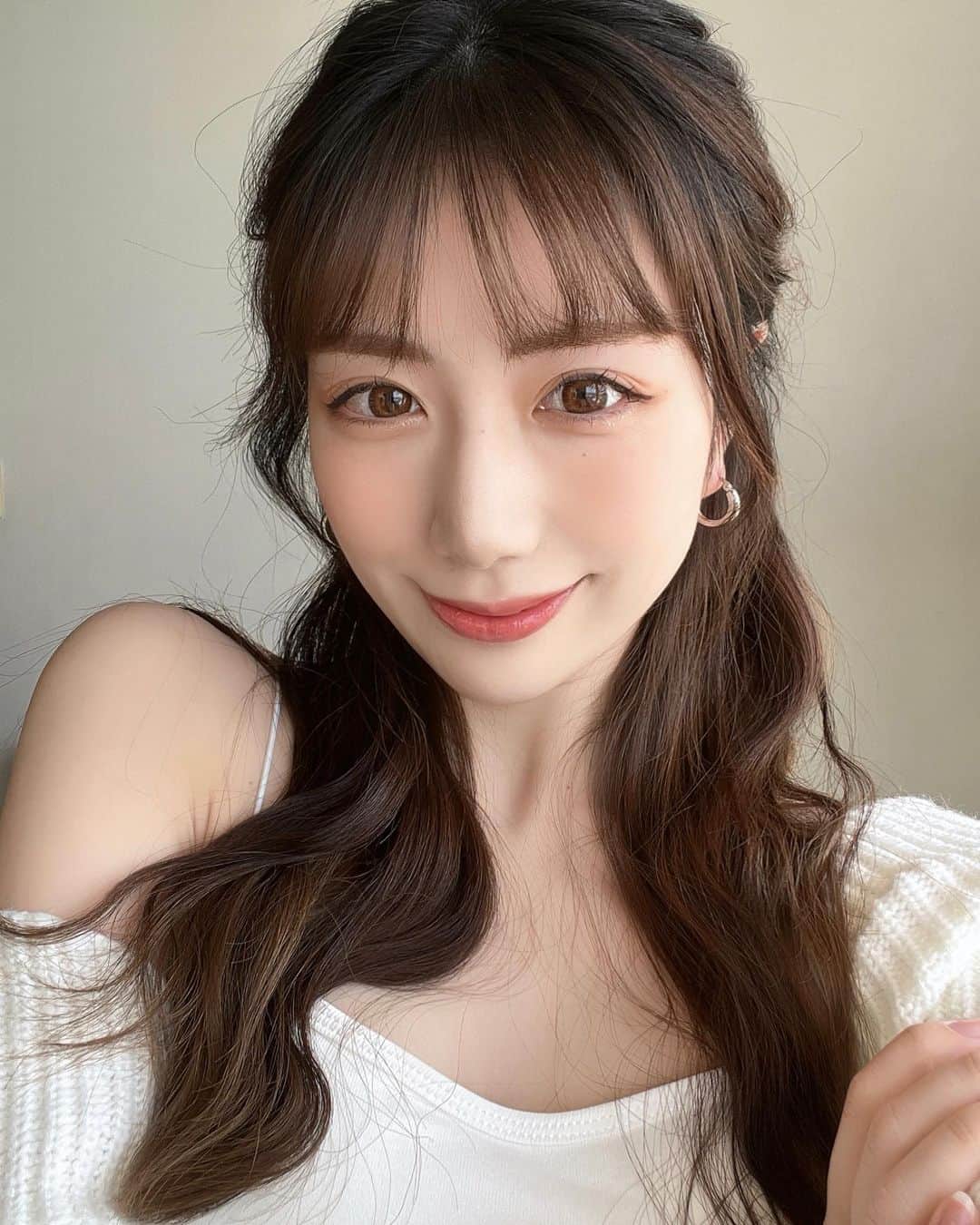 ゆいみんのインスタグラム：「25歳なりました😫👍‎🤍  🧑🏻が誕生日旅行で福岡に連れてきてくれて 充実した日々を楽しんでおります🪄🫧  DMくれた方もありがとうございます🫶🏻  最近は全然更新してなかったけど 久しぶりに投稿しても反応してくれるの 嬉しいです🌱𓂃 𓈒𓏸  これからもゆる〜い感じですが よろしくお願いします🫶🏻」