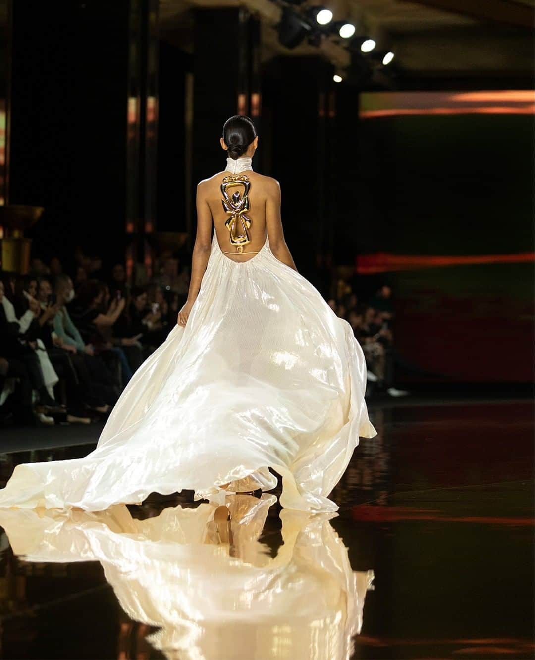 ステファンローランのインスタグラム：「Golden lamé dress shimmering in front of a Brasilian sunset, embellished with a golden back jewel.  #StephaneRolland #HauteCouture #SS23」