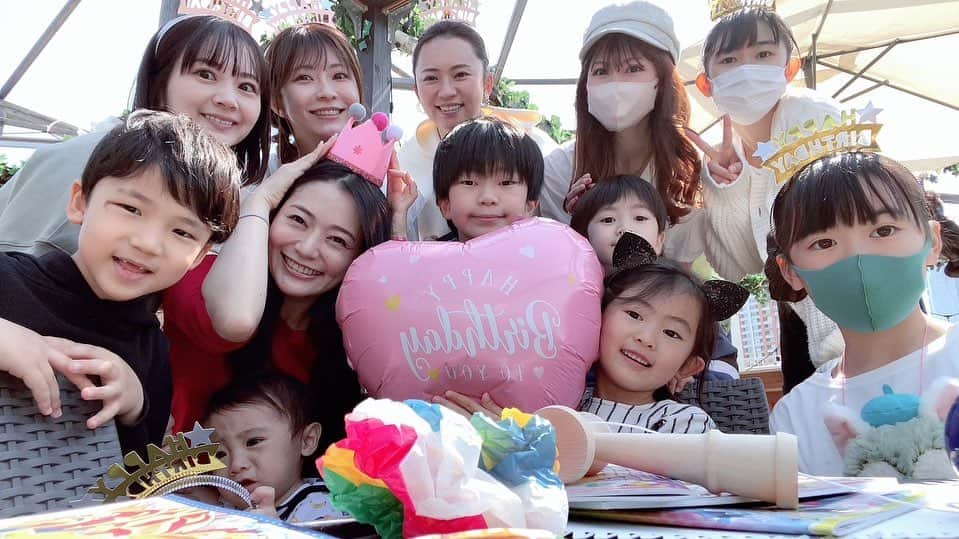 のインスタグラム：「大好きなみんなにお誕生日お祝いして貰ったよー‼️わちゃわちゃのわちゃ🎂🎉🧸🥳🎊🎁✨」