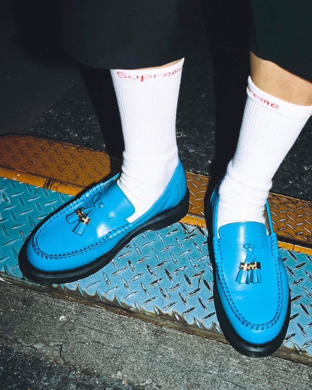 シュプリームのインスタグラム：「Supreme®/Dr. Martens®. 04/06/2023  Supreme has worked with Dr. Martens® on a new version of the Penton Tassel Loafer. The shoe features hair-on-hide and smooth leather uppers with engraved logo metal tassel rings and AirWair® cushion soles. Made exclusively for Supreme, the shoe will be offered in three color ways.   Available April 6th.   Available in Japan April 8th.」