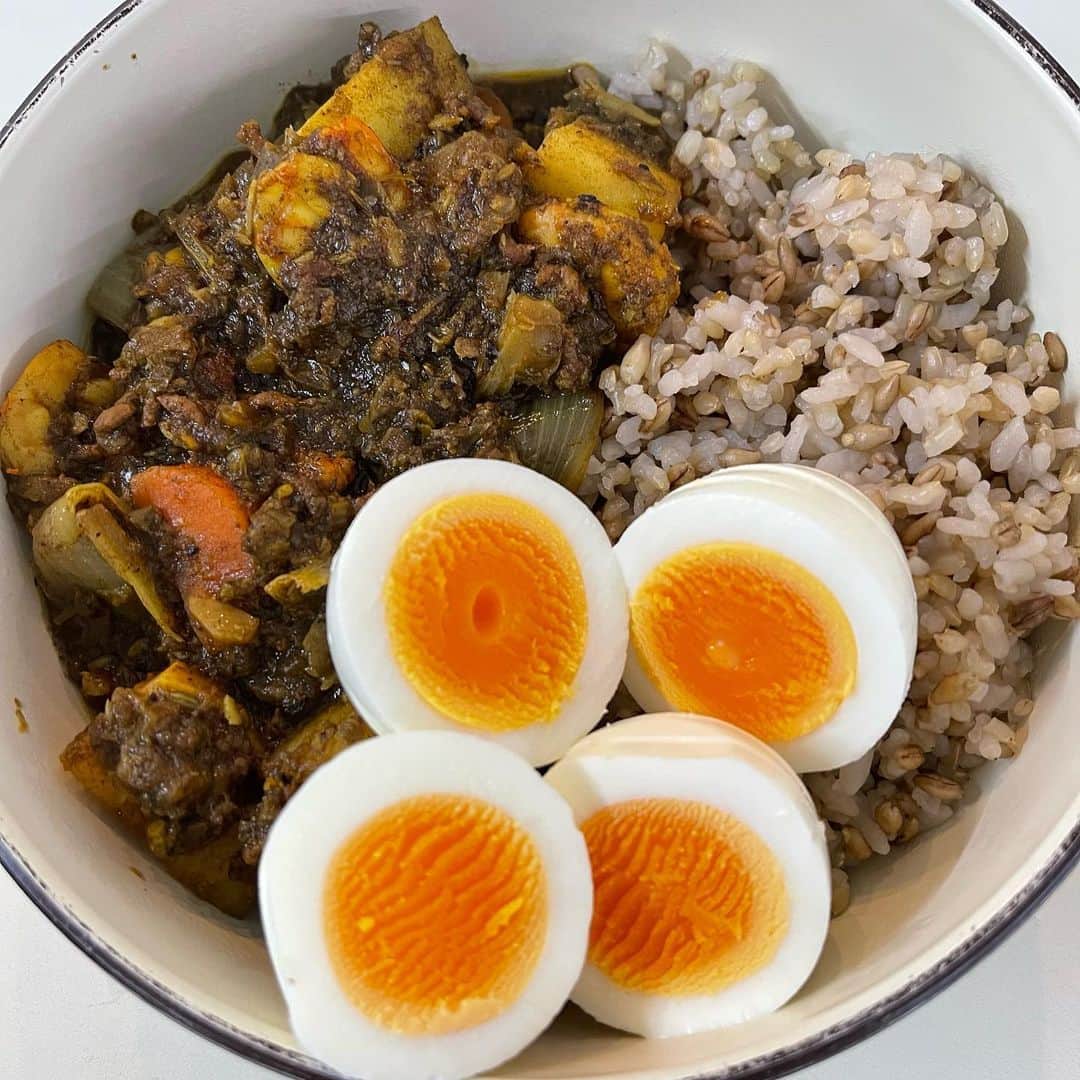 のインスタグラム：「🦐🐮🥔🍠 🧅🫑🥕🥦🍅🥬🍎🫚🧄🍯🧂🧈 様々な具材リアルごった煮、フードプロセッサーと圧力鍋を使って自分で作ったカレー！ 美味しかったし、ヘルシー幻想中のヘルシー幻想！！ 身体に優しく、身体によさげなカレーでした！！！ #スパイスカレー #グルテンフリーカレー #無水カレー」