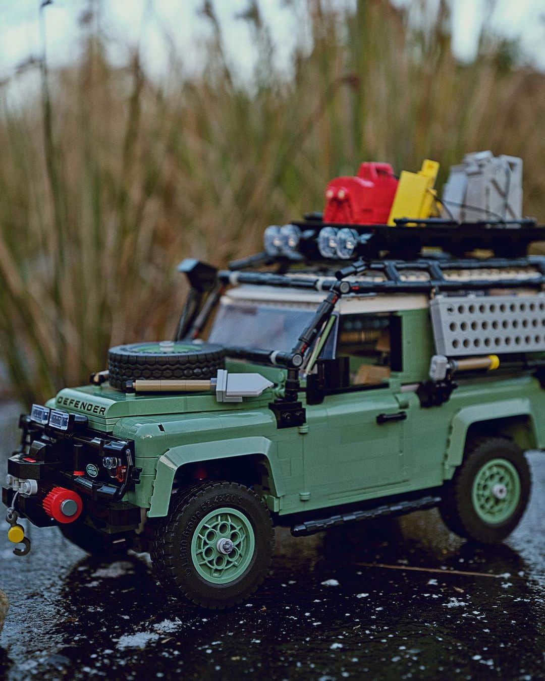 LEGOさんのインスタグラム写真 - (LEGOInstagram)「To reveal a beast of an off-roader, we went off-road to set up the hardest to reach LEGO Store. The LEGO Icons @LandRover.Classic Defender 90, now available.    #LEGO #OffRoad #Adventure #LandRoverDefender」4月4日 23時02分 - lego