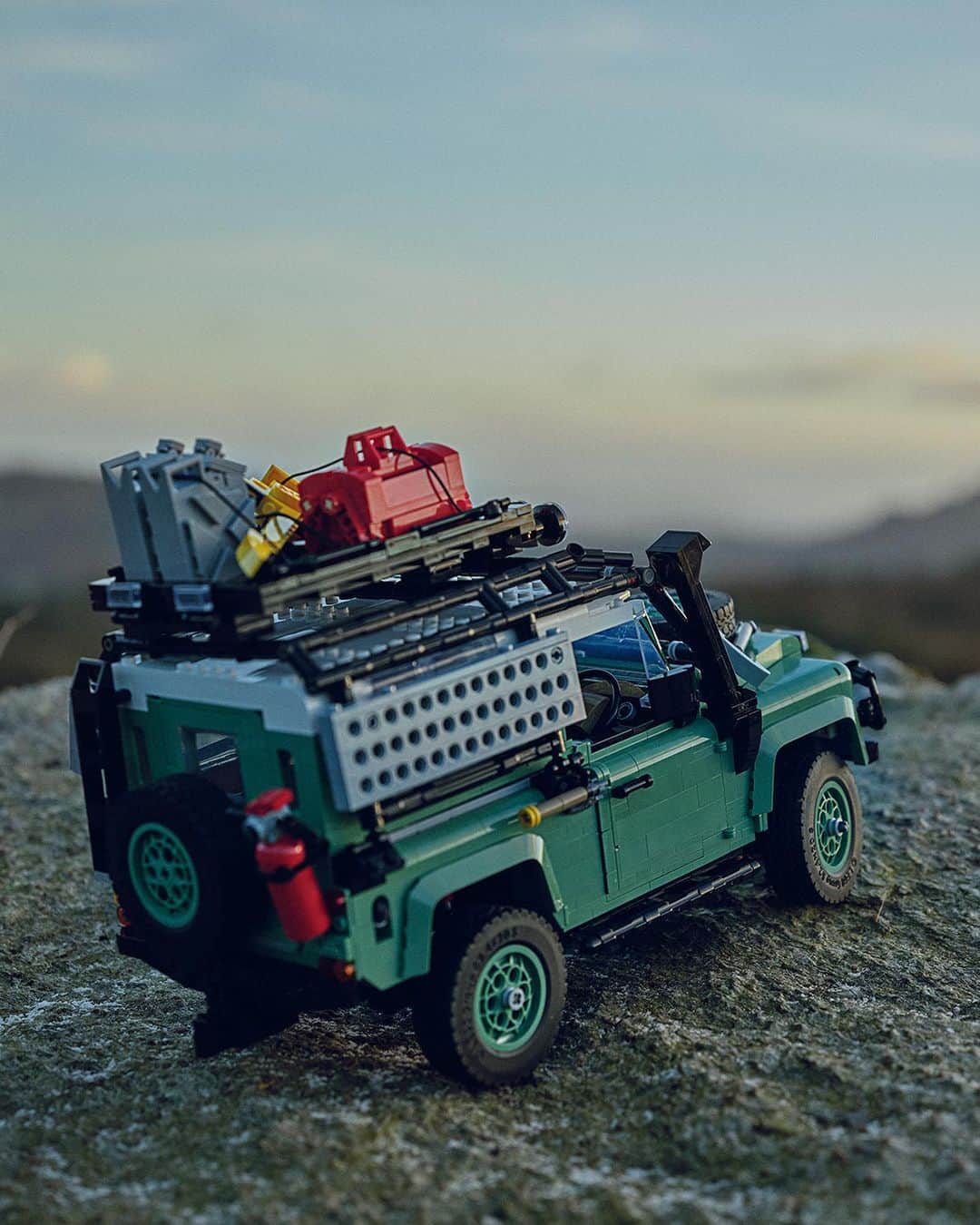 LEGOさんのインスタグラム写真 - (LEGOInstagram)「To reveal a beast of an off-roader, we went off-road to set up the hardest to reach LEGO Store. The LEGO Icons @LandRover.Classic Defender 90, now available.    #LEGO #OffRoad #Adventure #LandRoverDefender」4月4日 23時02分 - lego