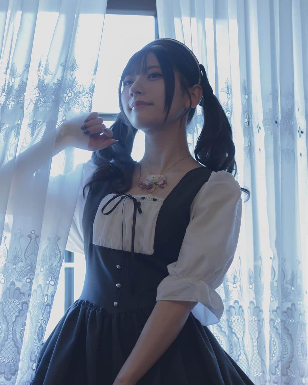 山田麻莉奈さんのインスタグラム写真 - (山田麻莉奈Instagram)「. 3着目🗝🖤  1着目で着せていただいた @hirokotokumine さんのお洋服·͜· ︎︎  白と黒でゴシックな感じがすごく好きで シンプルなのに可愛くて 個人的にお気に入りでした♡ メイド服みたいだよね🫖  4着のうちどこかでツインテールしたくて このお洋服でやりました！  アクセサリーは衣装さんが選んでくれました🧸🍇かわいい..  #ロリコレ #ロリータ #ロリータファッション  #コスプレ #メイド #ツインテール #cosplay #lolita #黒 #ゴシックロリータ」4月4日 23時12分 - marina.yamada_324