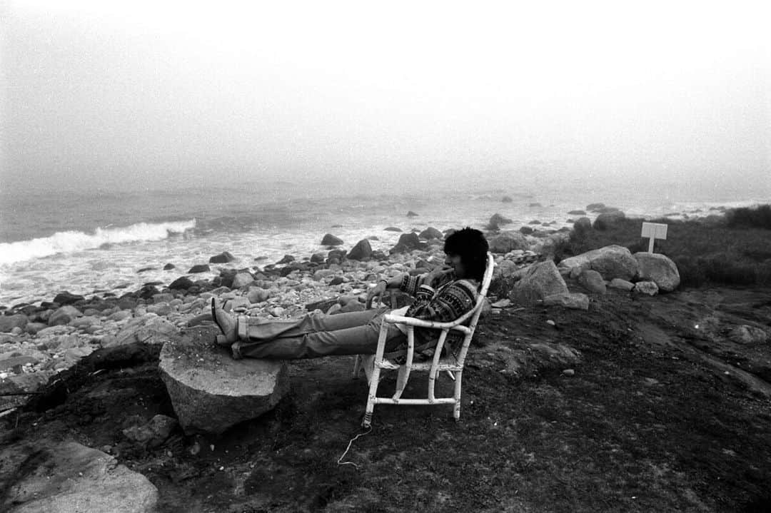 The Rolling Stonesさんのインスタグラム写真 - (The Rolling StonesInstagram)「Woody on the beach 🌊 Shot by Ken Regan in Montauk, NY 1975 @ronniewood」4月4日 23時07分 - therollingstones