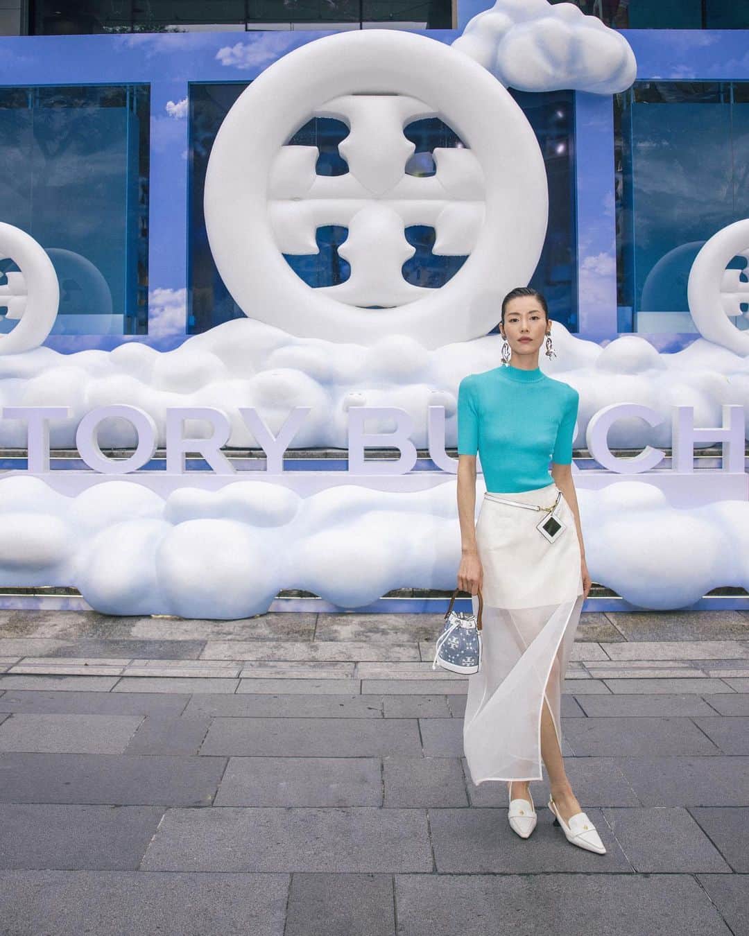 リウ・ウェンさんのインスタグラム写真 - (リウ・ウェンInstagram)「A magical day in Singapore with @toryburch! Thank you for a wonderful event that took us above the clouds 🌤️ #ToryBurchSingapore #Tmonogram」4月4日 23時22分 - liuwenlw