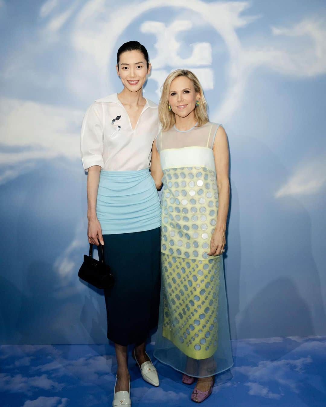 リウ・ウェンさんのインスタグラム写真 - (リウ・ウェンInstagram)「A magical day in Singapore with @toryburch! Thank you for a wonderful event that took us above the clouds 🌤️ #ToryBurchSingapore #Tmonogram」4月4日 23時22分 - liuwenlw