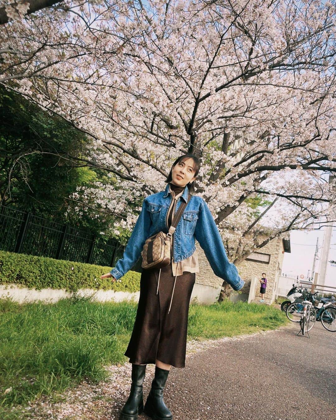 EOWさんのインスタグラム写真 - (EOWInstagram)「ギリ間に合った〜  わたし本名が桜子なので この世の花の中でも桜のことは かなり贔屓してます  いっっっっちばん、良い  今年もちゃんと咲いたな〜 毎年ちゃんと咲くのすごいな〜 絶対咲くもんな〜  どんっと大きく堂々と 桜の木みたいに生きたいもんです」4月4日 23時15分 - laco_eow