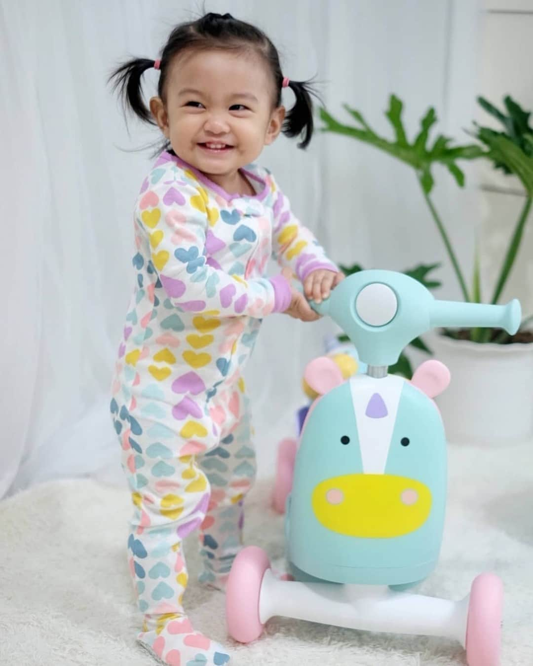 Skip Hopさんのインスタグラム写真 - (Skip HopInstagram)「All smiles with Eureka the Unicorn!🦄🌈  📸: @anika_and_athena  #skiphop #musthavesmadebetter #toddlertoys #toddlerridealong #kidstoys」4月4日 23時15分 - skiphop