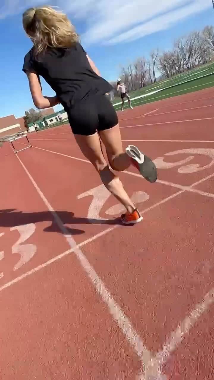 エマ・コバーンのインスタグラム：「‘You waiting on today and the day is waiting on you’. Making the most of our days, no bad days when we are rolling at the track together 🤩 @__teamboss__」