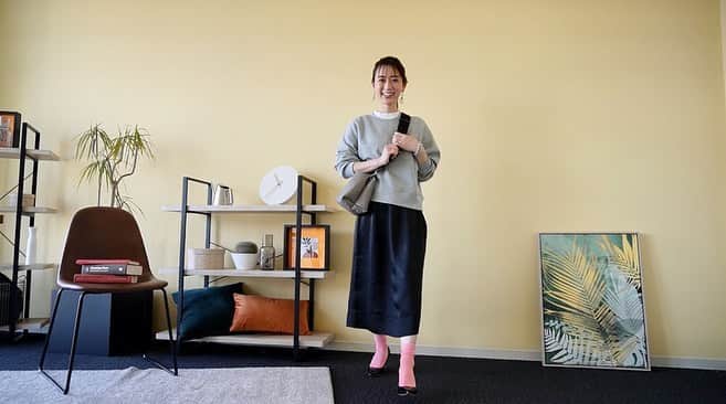 伊藤舞のインスタグラム：「🤍 久しぶりに着回し動画にチャレンジしました！ . 今回は UNIQLOのグレーのスウェットで 5コーデ紹介しています♡ . 今回も萌ちゃんとワイワイ撮影！ （コーデ組む前の2枚目の写真…完全にお姉ちゃんと妹感。笑） 萌ちゃんの動画とARNEの連動記事は明日アップされます。 ぜひ合わせてチェックしてください♡ . 動画はプロフィール欄のURLからご覧いただけます。 . みなさん、 FBSアナウンサーのこんな動画見たい！などなど リクエストありましたら、ぜひぜひ教えてください！ . . #着回しコーデ  #uniqlo  #スウェット  #春コーデ」