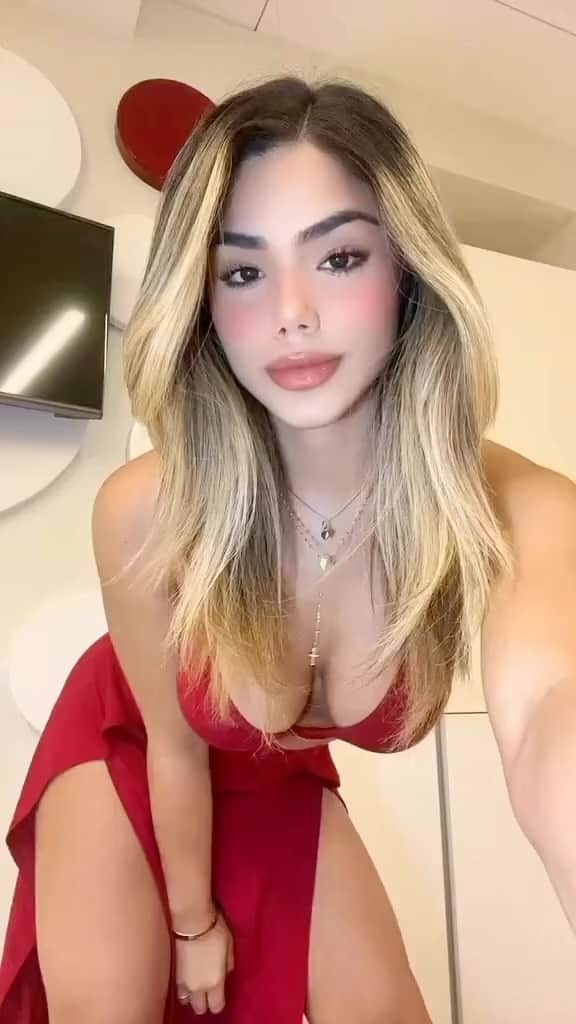 Flawhyesのインスタグラム：「❤️❤️ Cr. @victoriavalentinaf  . . #ootd#fashion#style#kyliejenner #vintagelook#streetstyle#reels#frenchstyle#outfitideas#outfits#outfitlayout#shop#fashionlovers#kimkardashian #explorepage#explore #neutralstyle#fashionblogger#blogger#allblacK#fashionable#frenchstyle #reel #streetwear#outfitoftheday#outfit#beauty」