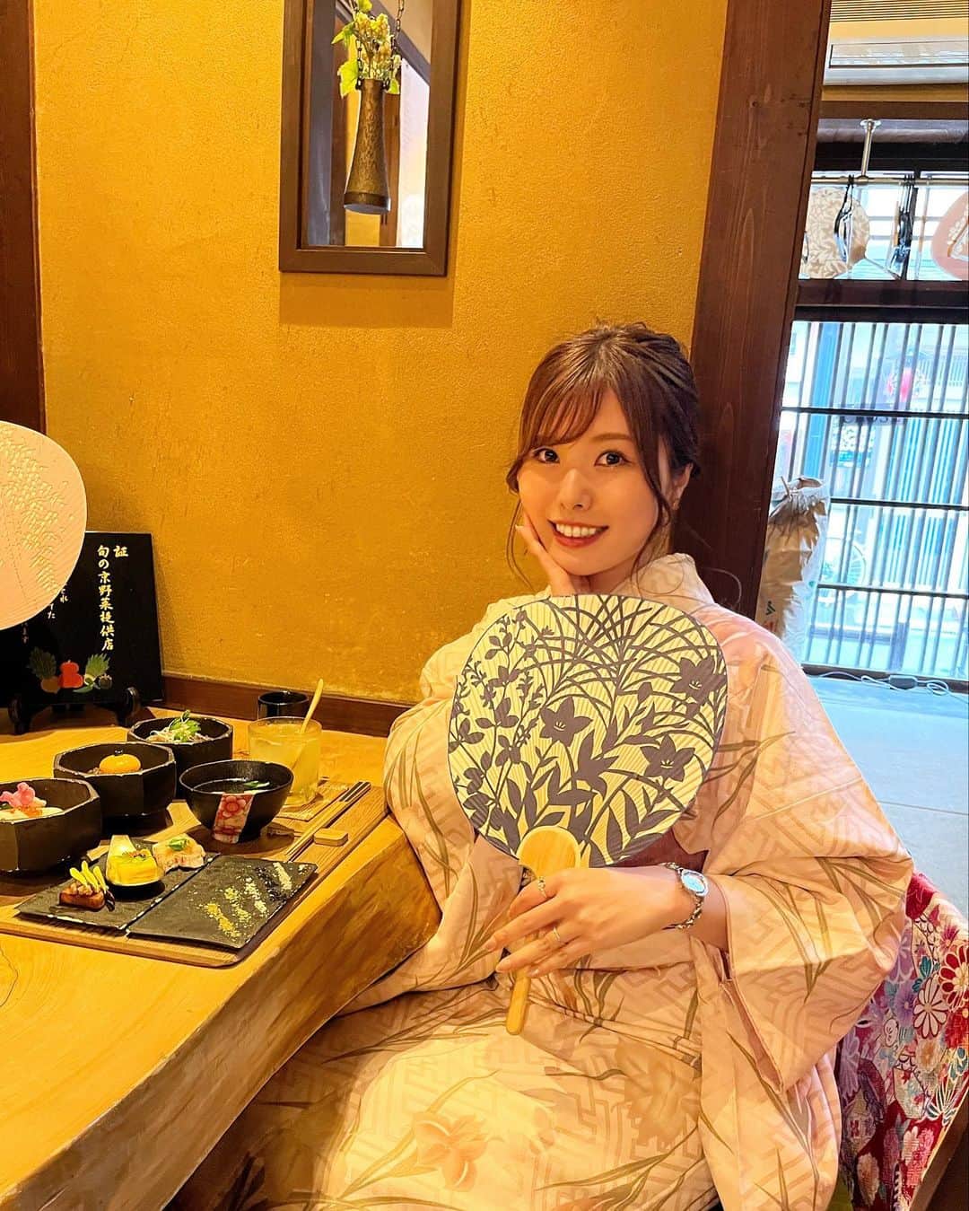 のインスタグラム：「京都でお肉食べ比べランチ🤍 @kyoto.miyako   三種のお肉食べ比べが出来る 【新京〜miyako〜セット】  ・牛すき焼き丼 ・和牛ハンバーグ丼 ・京赤地鶏ハム丼 ・肉ばんざい ・肉吸い豆腐 ・水信玄餅） ・特製青果サワー サワーはノンアルコールでもOK❣️  カウンターで料理の様子も見れちゃうし、和の空間は映え💕 ボリュームもしっかりあって 満足感高いランチでした🫶💓 着物で来たら、女将みたいになった🫢おいでやす〜笑  📍 京都府京都市東山区富永町108-3　京〜miyako〜  A restaurant where you can compare different meats in Kyoto🇯🇵  #PR#京miyako #京都グルメ #三種の食べ比べ丼 #肉ばんざい三種 #肉お出汁 #特製青果サワー#京都#京都観光#着物#Kyoto#kimono#kyototrip#そうだ京都行こう」
