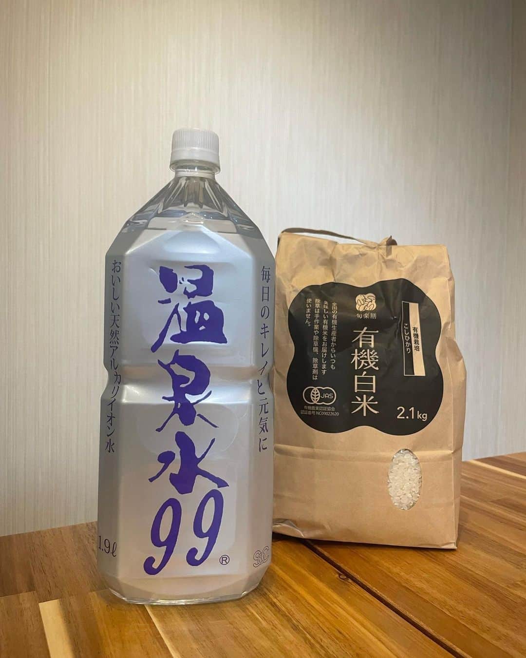 のインスタグラム：「周りで飲んでる人が沢山居て 気になっていた @onsensui99 を今回試させて頂きました♨️  周りから水しか飲まないねって言われるくらいなので美味しいお水はすぐ分かるはず。  温泉水で炊くご飯はまた違う美味しさです。 我が家のお米と。  朝起きてからすぐ口にするものだから お水の質はとても重要だと思いました🧖🏻‍♀️🫧  #温泉水99 #温泉水 #アルカリイオン水 #ミネラルウォーター #美容と健康 #PR」